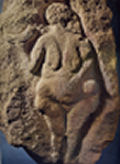 Femme tenant une corne de bison. Bas-relief provenant de Laussel (Dordogne). Musée de Bordeaux.